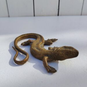 Lézard ou margouillat en bronze doré, belles ciselures et belle finitions.  Bon état général. Longueur : 12,5 cm