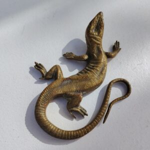 Lézard ou margouillat en bronze doré, belles ciselures et belle finitions.  Bon état général. Longueur : 12,5 cm