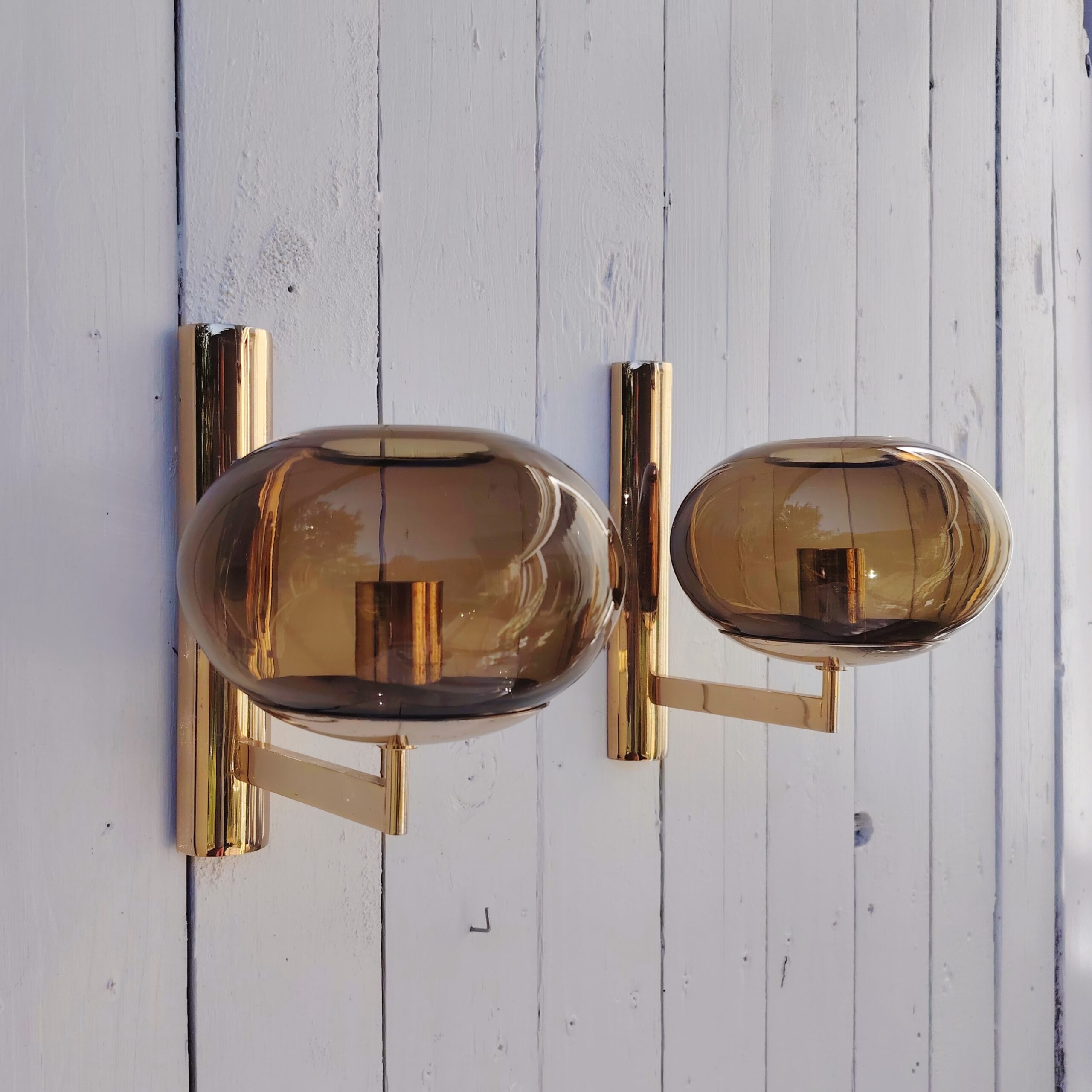 Paire d'appliques design Space âge par Gaetano Sciolari datant des années 60/70. Belle fabrication italienne en métal doré et globes ovoïdes en verre fumé. Piqûres sur le métal doré, petites traces d'usage sur les globes en verre Bon état général  - Dimensions : - Hauteur : 21,5 cm - Diamètre globe : 15 cm - Profondeur totale :  ~20 cm.