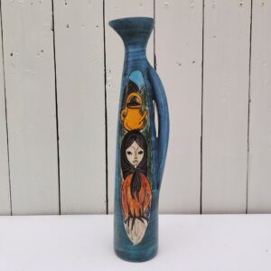 Grand pichet pouvant servir de soliflore en céramique à décor d'une femme corse , signé Jean de Lespinasse sur le dessous.  Excellent état. Hauteur : 33 cm