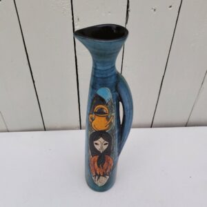 Grand pichet pouvant servir de soliflore en céramique à décor d'une femme corse , signé Jean de Lespinasse sur le dessous.  Excellent état. Hauteur : 33 cm