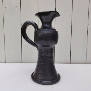 Pichet en céramique signé Jean Marais à Vallauris datant des années 50-60. Signé au bas du pied. excellent état. Hauteur : 25 cm