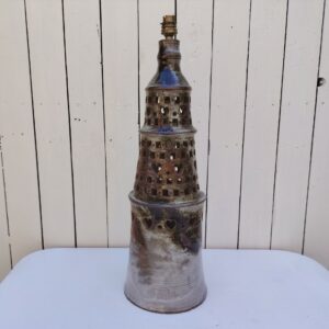 Grand pied de lampe en céramique signé Chantal et Thierry Robert à Poncé sur Loire. Signature en creux sur le dessous. Double éclairage sur le dessus et à l'intérieur.  Deux éclats au pied, et un éclat sur le rebord de la première collerette. Electrification d'origine, interrupteur olive. Bon état général. Hauteur avec douille : 58,5  cm