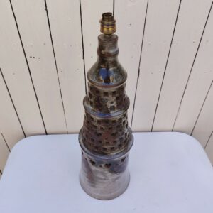 Grand pied de lampe en céramique signé Chantal et Thierry Robert à Poncé sur Loire. Signature en creux sur le dessous. Double éclairage sur le dessus et à l'intérieur.  Deux éclats au pied, et un éclat sur le rebord de la première collerette. Electrification d'origine, interrupteur olive. Bon état général. Hauteur avec douille : 58,5  cm