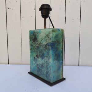 Lampe en résine fractale faisant penser au travail de Pierre Giraudon, datant des années 70. Tons turquoises . Petites rayures et traces d'usage Bon état général. Hauteur avec douille : 34 cm
