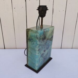 Lampe en résine fractale faisant penser au travail de Pierre Giraudon, datant des années 70. Tons turquoises . Petites rayures et traces d'usage Bon état général. Hauteur avec douille : 34 cm