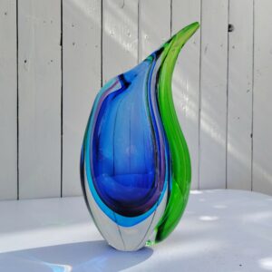 Grand et lourd vase en verre épais de Murano,  par Flavio poli pour Seguso. En forme de goutte Bi-colore vert et bleu.  Petites traces d'usage. Très bon état. Hauteur : 31,5 cm