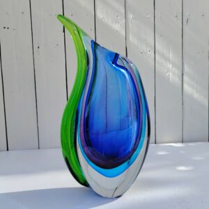 Grand et lourd vase en verre épais de Murano,  par Flavio poli pour Seguso. En forme de goutte Bi-colore vert et bleu.  Petites traces d'usage. Très bon état. Hauteur : 31,5 cm