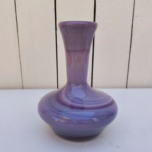 Vase en verre soufflé dans les tons parme par Bob le Bleis à Maure-vieil. Signature sur le dessous. Très bon état . Hauteur : 16,5 cm