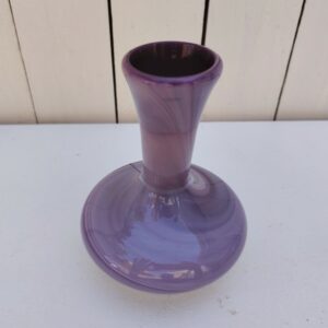 Vase en verre soufflé dans les tons parme par Bob le Bleis à Maure-vieil. Signature sur le dessous. Très bon état . Hauteur : 16,5 cm