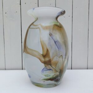 Grand vase en verre soufflé à décor flammé par Bob le Bleis à Maure-vieil. Etiquettes d'origine sur le dessous. Très bon état . Hauteur : 28,5 cm Diamètre collerette : 15,5 cm