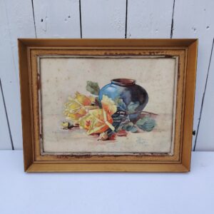 Aquarelle représentant un bouquet de roses jaune en prépartion, Signé M.Géo daté de 1948. Taches et rousseurs sur le papier, encadrement en bois doré. Dimensions de l'encadrement : 28 x 36,5 cm Dimensions aquarelle : 29 x 21 cm