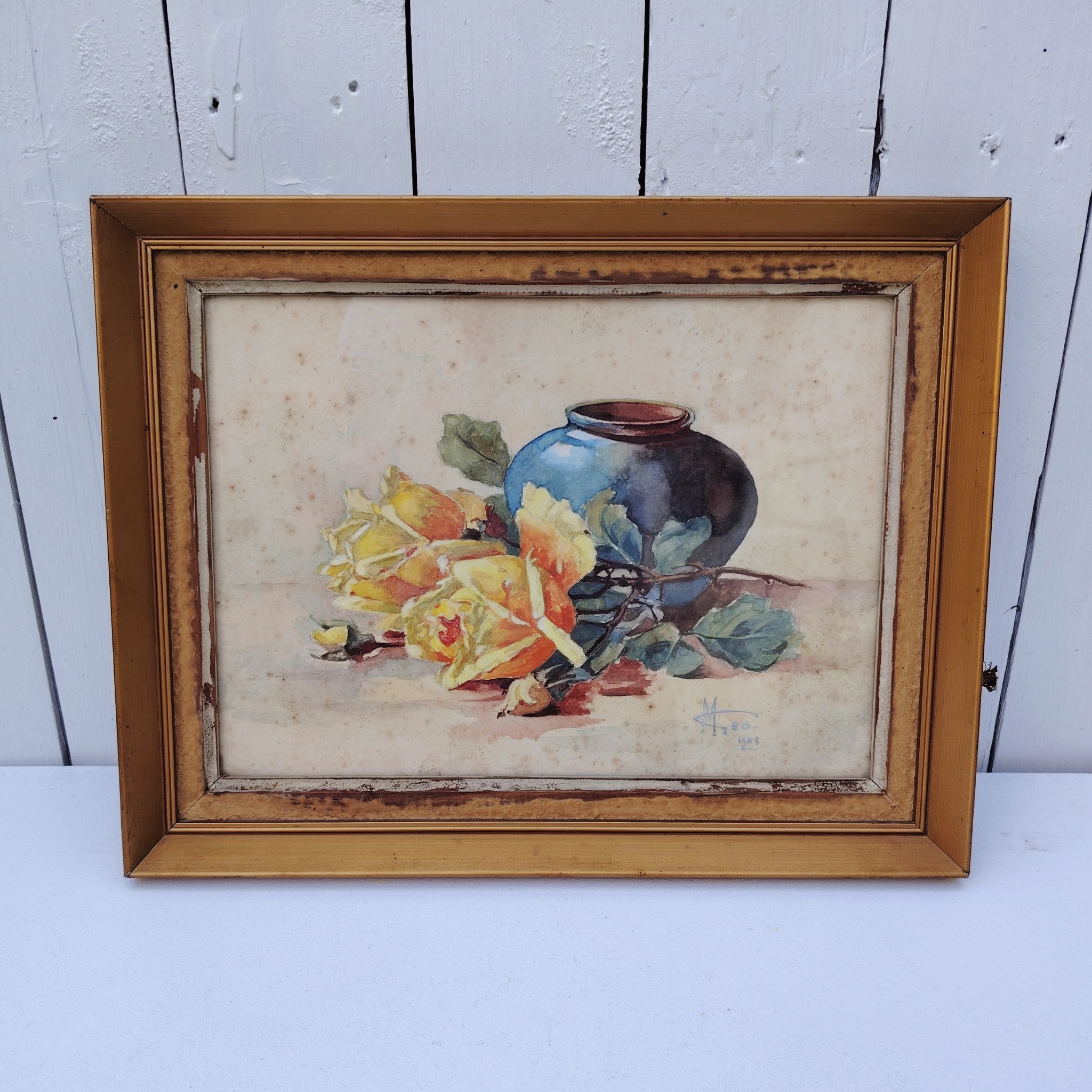 Aquarelle représentant un bouquet de roses jaune en prépartion, Signé M.Géo daté de 1948. Taches et rousseurs sur le papier, encadrement en bois doré. Dimensions de l'encadrement : 28 x 36,5 cm Dimensions aquarelle : 29 x 21 cm