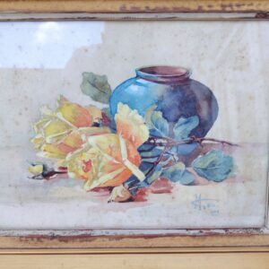 Aquarelle représentant un bouquet de roses jaune en prépartion, Signé M.Géo daté de 1948. Taches et rousseurs sur le papier, encadrement en bois doré. Dimensions de l'encadrement : 28 x 36,5 cm Dimensions aquarelle : 29 x 21 cm