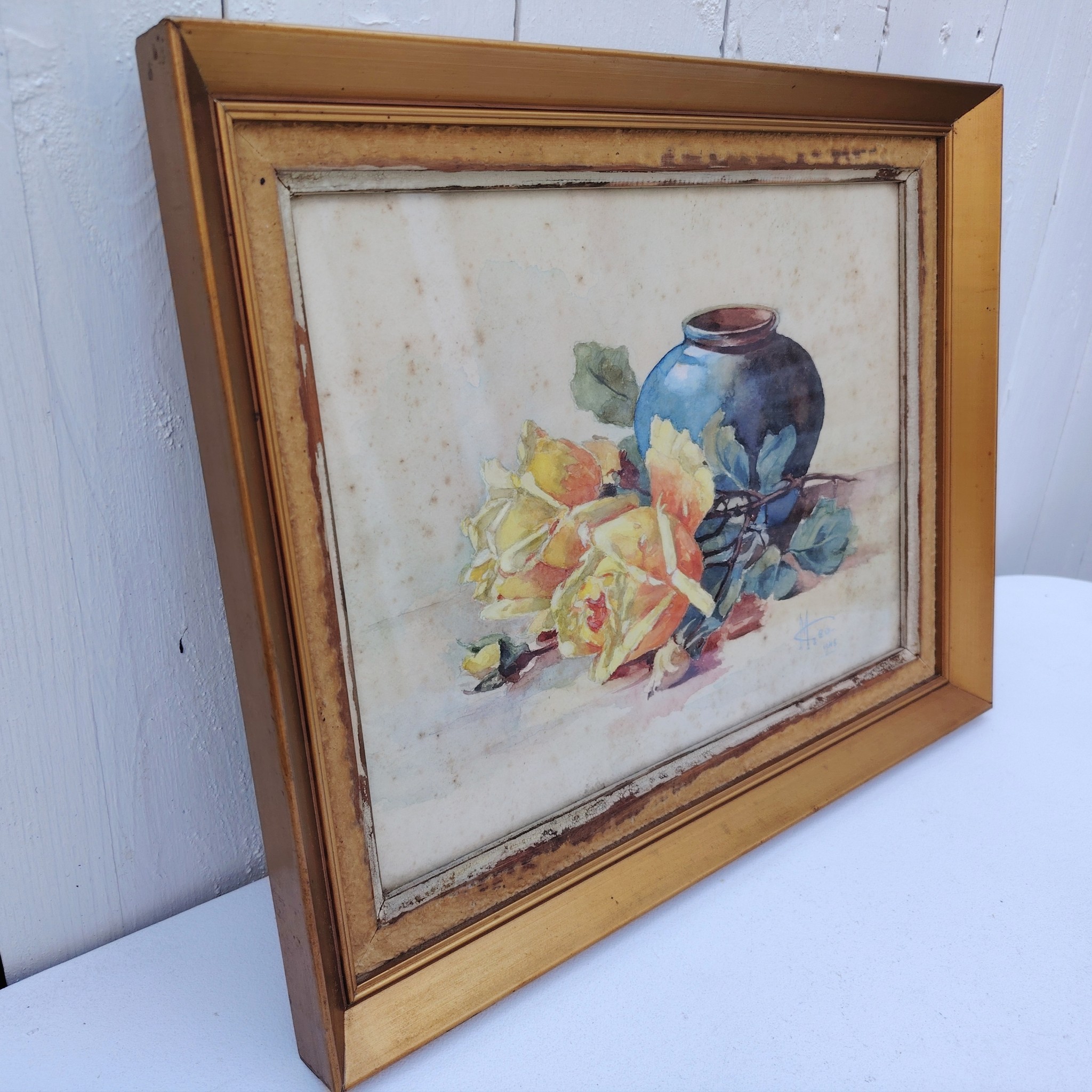 Aquarelle représentant un bouquet de roses jaune en prépartion, Signé M.Géo daté de 1948. Taches et rousseurs sur le papier, encadrement en bois doré. Dimensions de l'encadrement : 28 x 36,5 cm Dimensions aquarelle : 29 x 21 cm