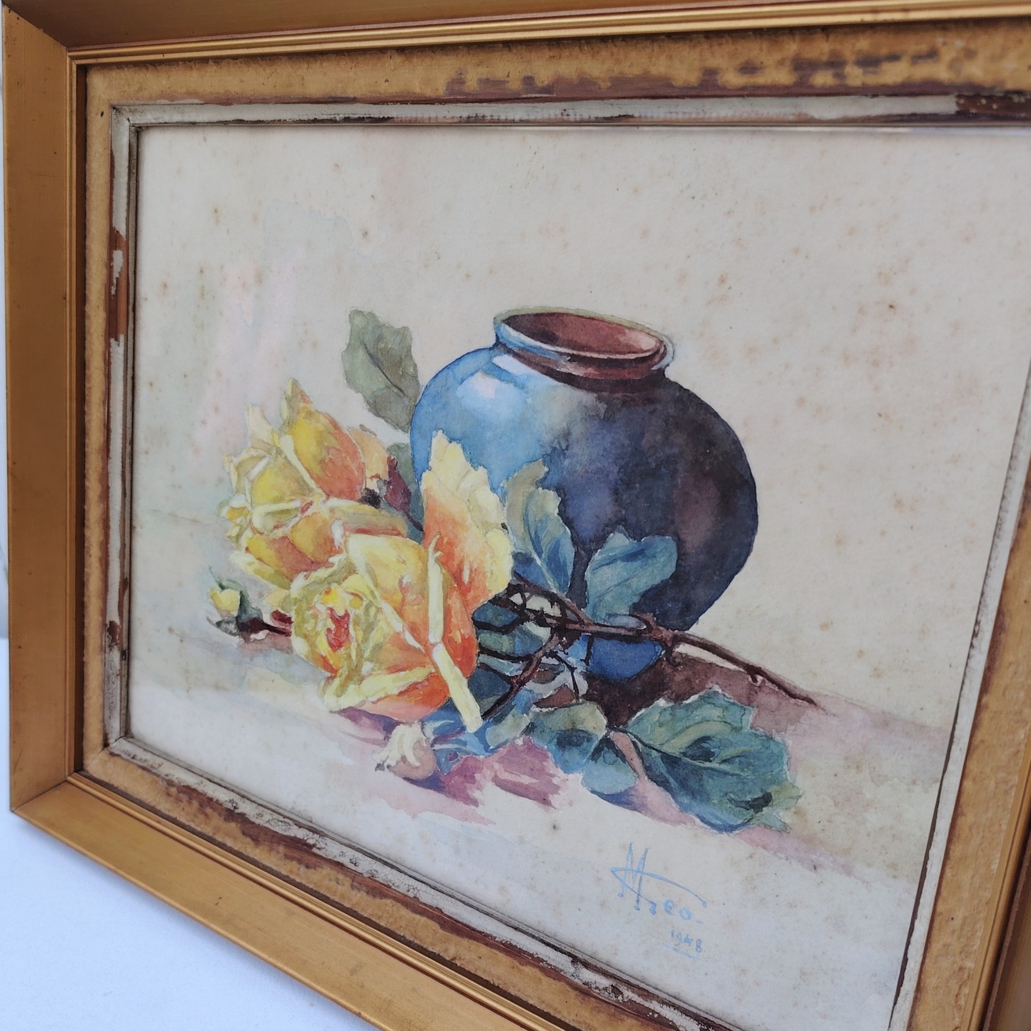 Aquarelle représentant un bouquet de roses jaune en prépartion, Signé M.Géo daté de 1948. Taches et rousseurs sur le papier, encadrement en bois doré. Dimensions de l'encadrement : 28 x 36,5 cm Dimensions aquarelle : 29 x 21 cm