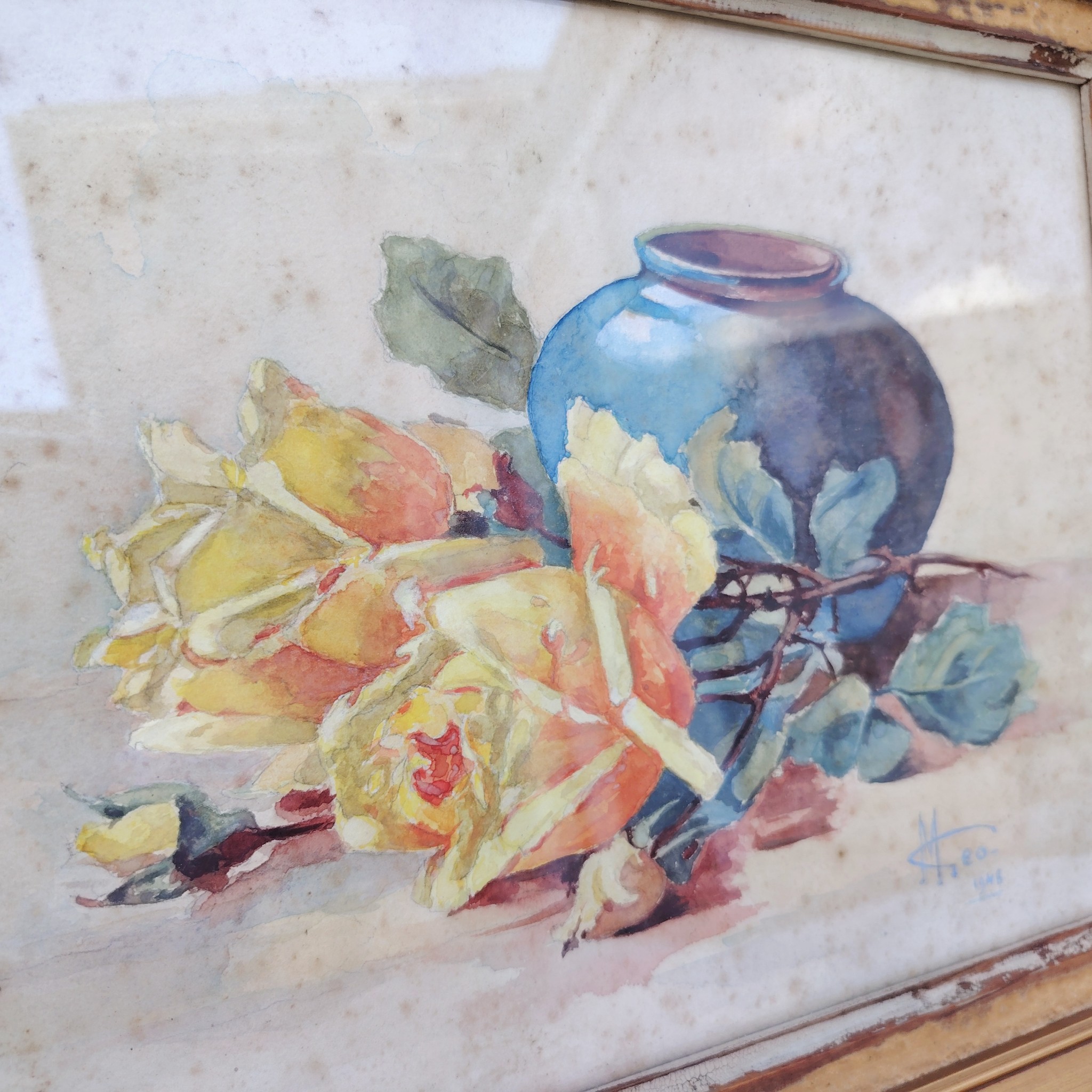 Aquarelle représentant un bouquet de roses jaune en prépartion, Signé M.Géo daté de 1948. Taches et rousseurs sur le papier, encadrement en bois doré. Dimensions de l'encadrement : 28 x 36,5 cm Dimensions aquarelle : 29 x 21 cm