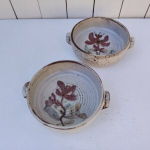 Paire d'assiettes creuses en céramique, au décor de fleur, par Gustave Reynaud atelier le mûrier Vallauris.  Des petits défauts de cuisson sans gravité. Deux poignées sur les cotés .  Excellent état. Diamètre : 16 cm Hauteur : 5 cm