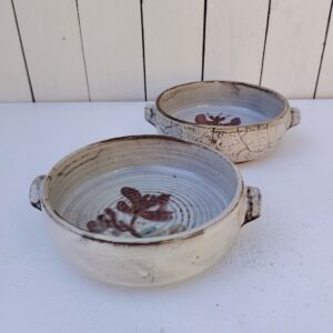 Paire d'assiettes creuses en céramique, au décor de fleur, par Gustave Reynaud atelier le mûrier Vallauris.  Des petits défauts de cuisson sans gravité. Deux poignées sur les cotés .  Excellent état. Diamètre : 16 cm Hauteur : 5 cm