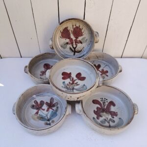 Six assiettes creuses en céramique, au décor de fleur, par Gustave Reynaud atelier le mûrier Vallauris. Elles ont toutes un décor différent et façonnées différemment. Des petits défauts de cuisson sans gravité. Deux poignées sur les cotés . Excellent état. Diamètre : 16 cm Hauteur : 5 cm