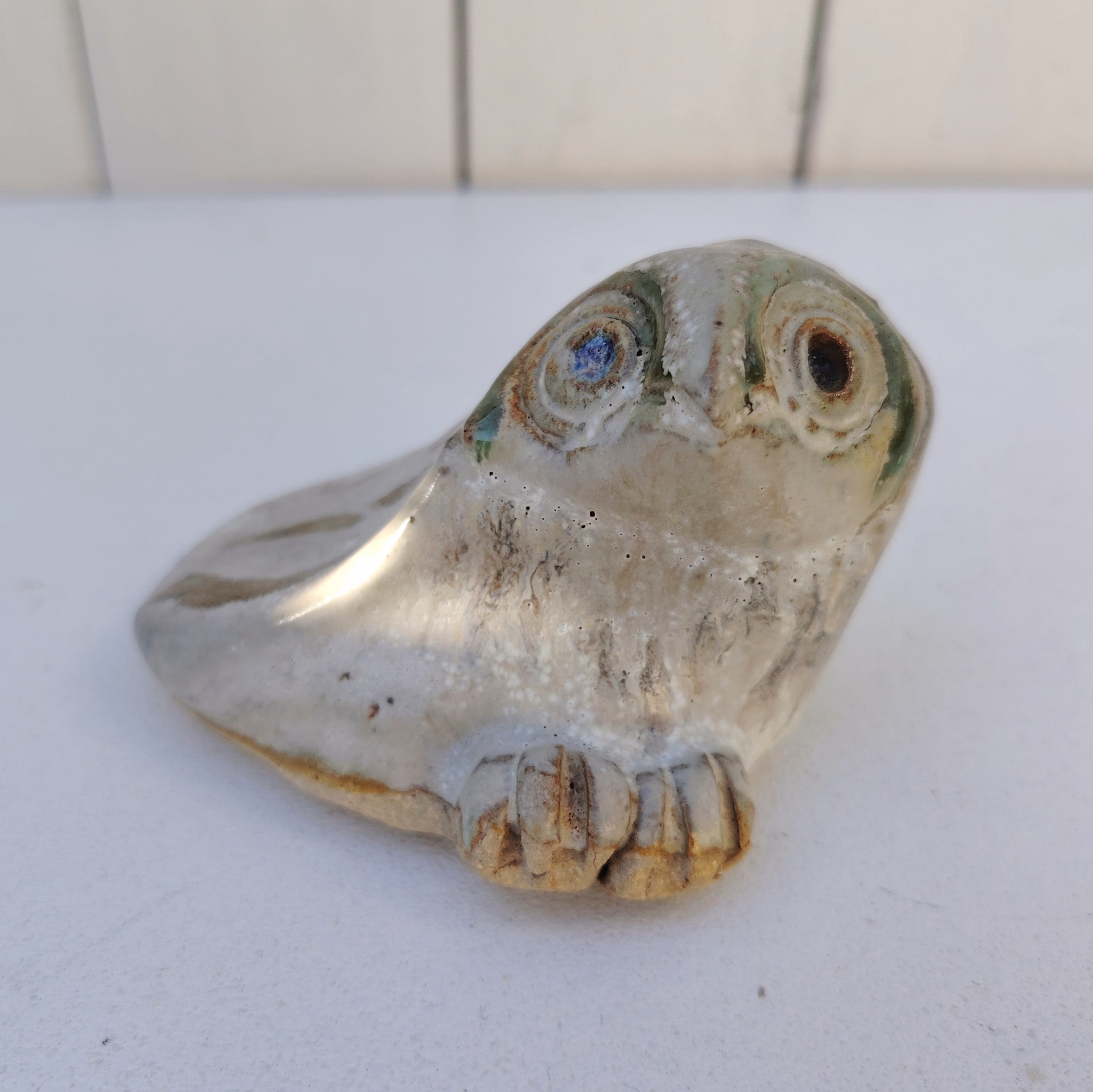 Hibou en céramique datant des années 60-70 créé par Annie Maume. Signé sur le dessous. Bon état général Dimensions : 6,5 x 8 x 7 cm