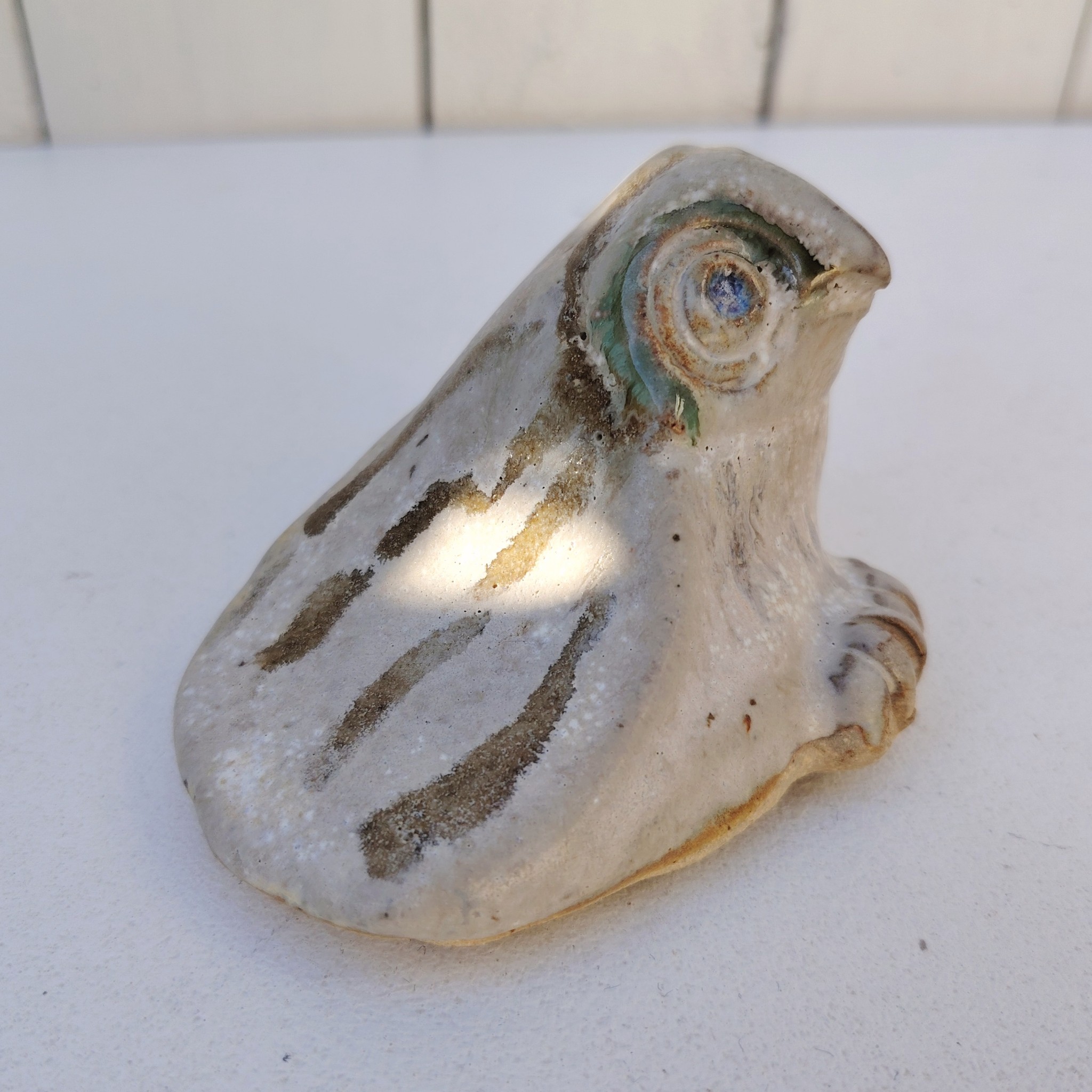 Hibou en céramique datant des années 60-70 créé par Annie Maume. Signé sur le dessous. Bon état général Dimensions : 6,5 x 8 x 7 cm