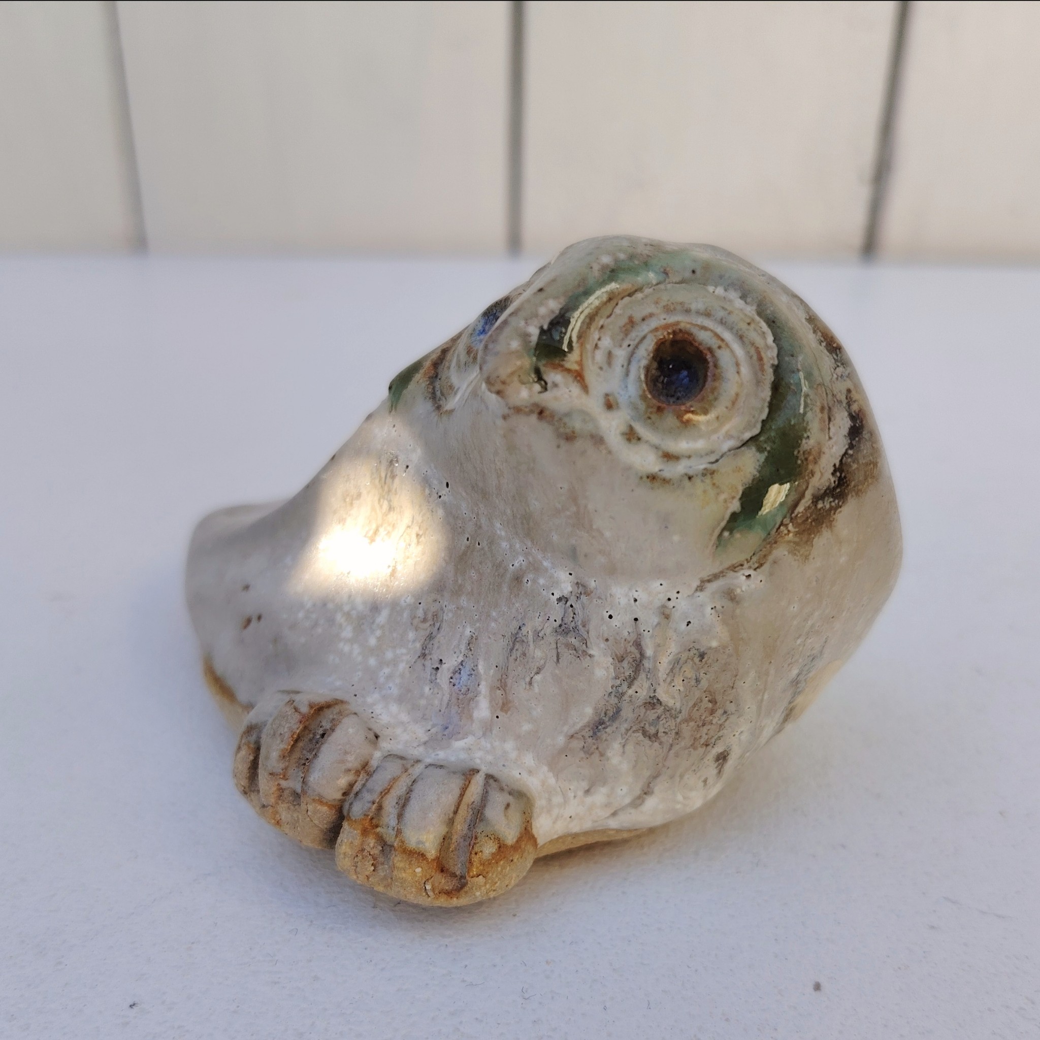 Hibou en céramique datant des années 60-70 créé par Annie Maume. Signé sur le dessous. Bon état général Dimensions : 6,5 x 8 x 7 cm