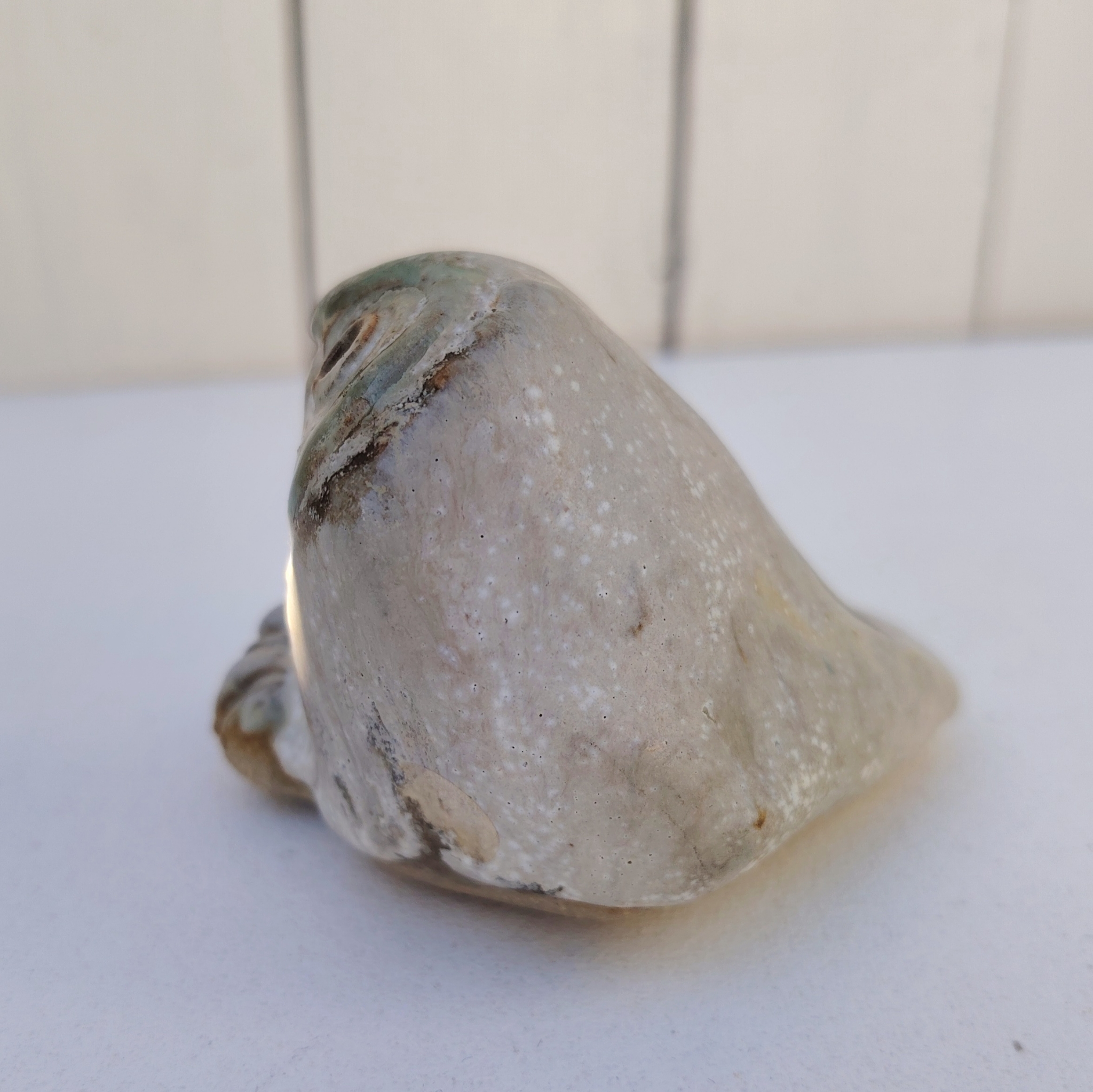 Hibou en céramique datant des années 60-70 créé par Annie Maume. Signé sur le dessous. Bon état général Dimensions : 6,5 x 8 x 7 cm