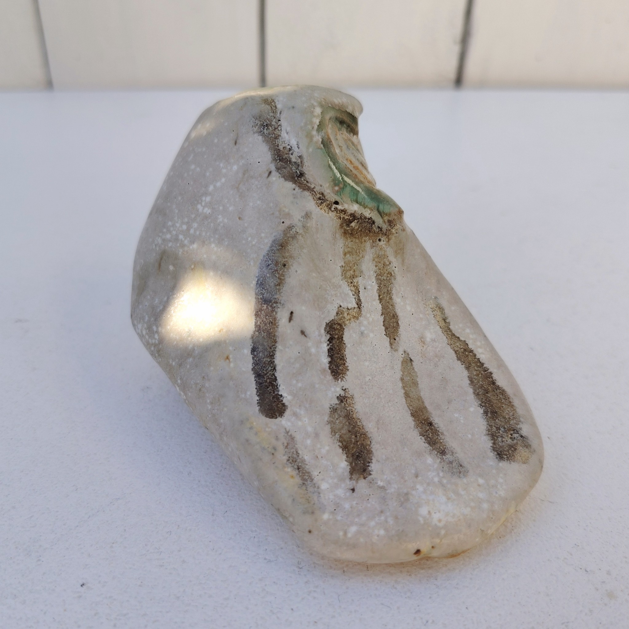 Hibou en céramique datant des années 60-70 créé par Annie Maume. Signé sur le dessous. Bon état général Dimensions : 6,5 x 8 x 7 cm