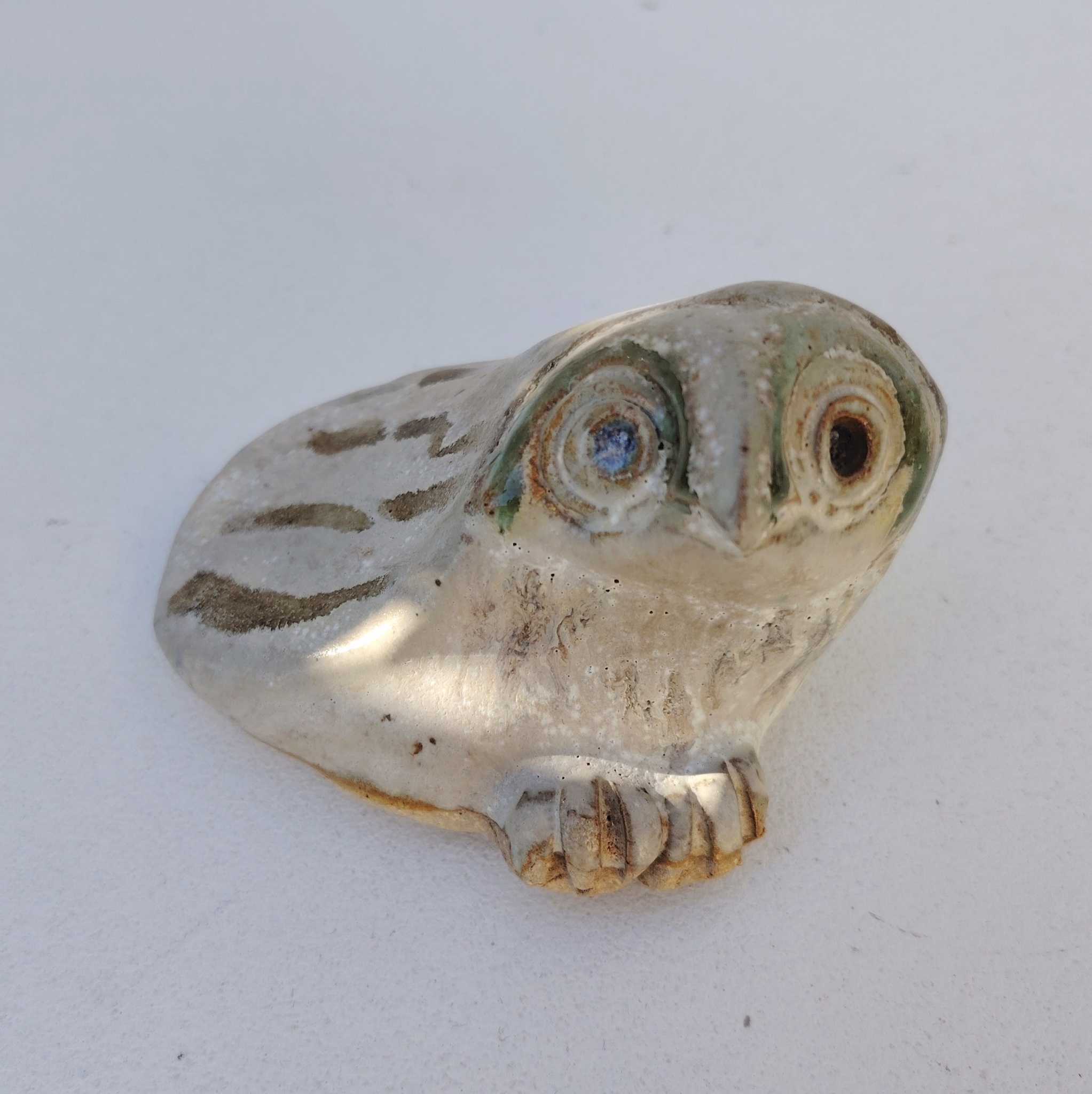 Hibou en céramique datant des années 60-70 créé par Annie Maume. Signé sur le dessous. Bon état général Dimensions : 6,5 x 8 x 7 cm