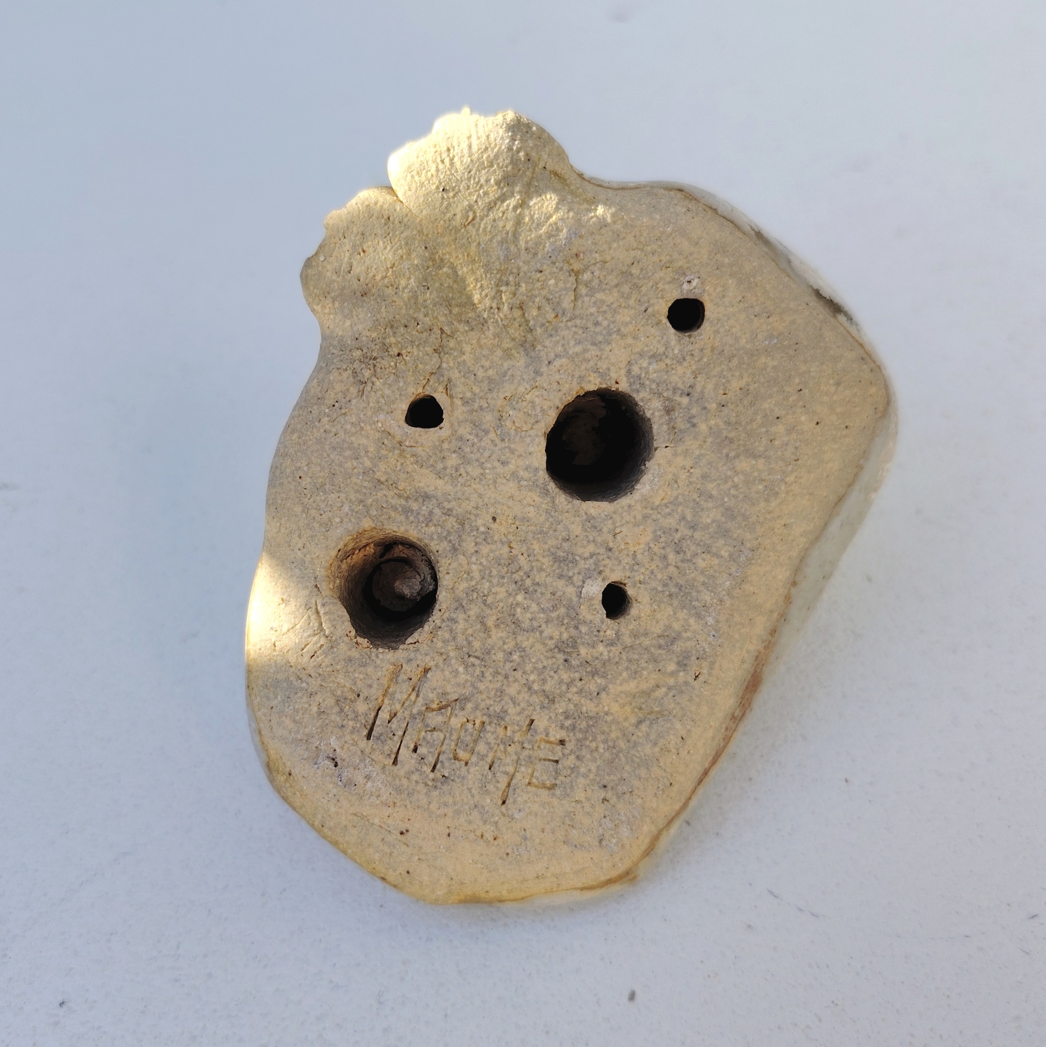 Hibou en céramique datant des années 60-70 créé par Annie Maume. Signé sur le dessous. Bon état général Dimensions : 6,5 x 8 x 7 cm