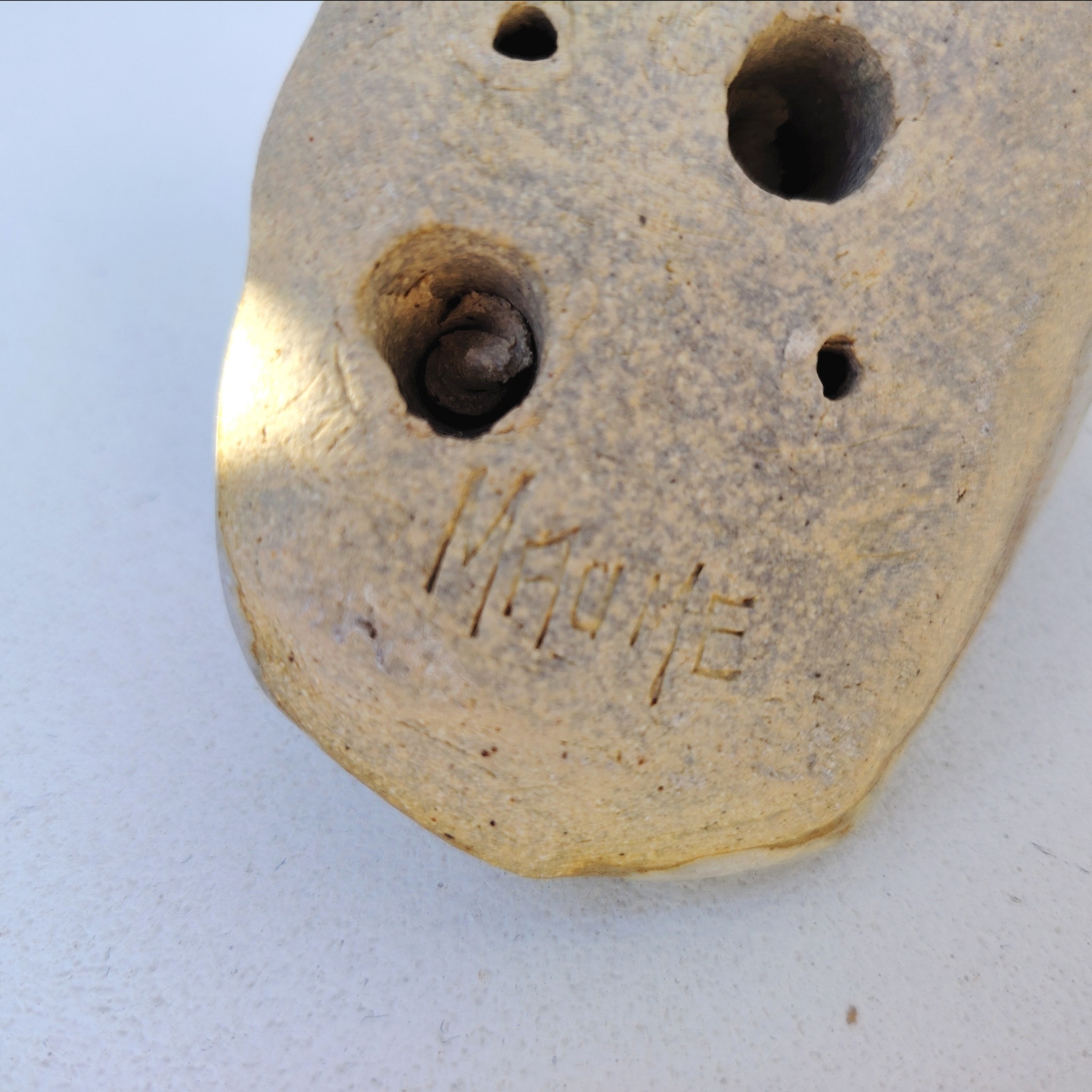 Hibou en céramique datant des années 60-70 créé par Annie Maume. Signé sur le dessous. Bon état général Dimensions : 6,5 x 8 x 7 cm