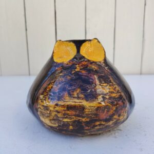 Hibou en céramique datant des années 60-70 réalisé par Corinne. Signature sur le dessous. Très bon état  Hauteur : ~13 cm Circonférence : ~45cm