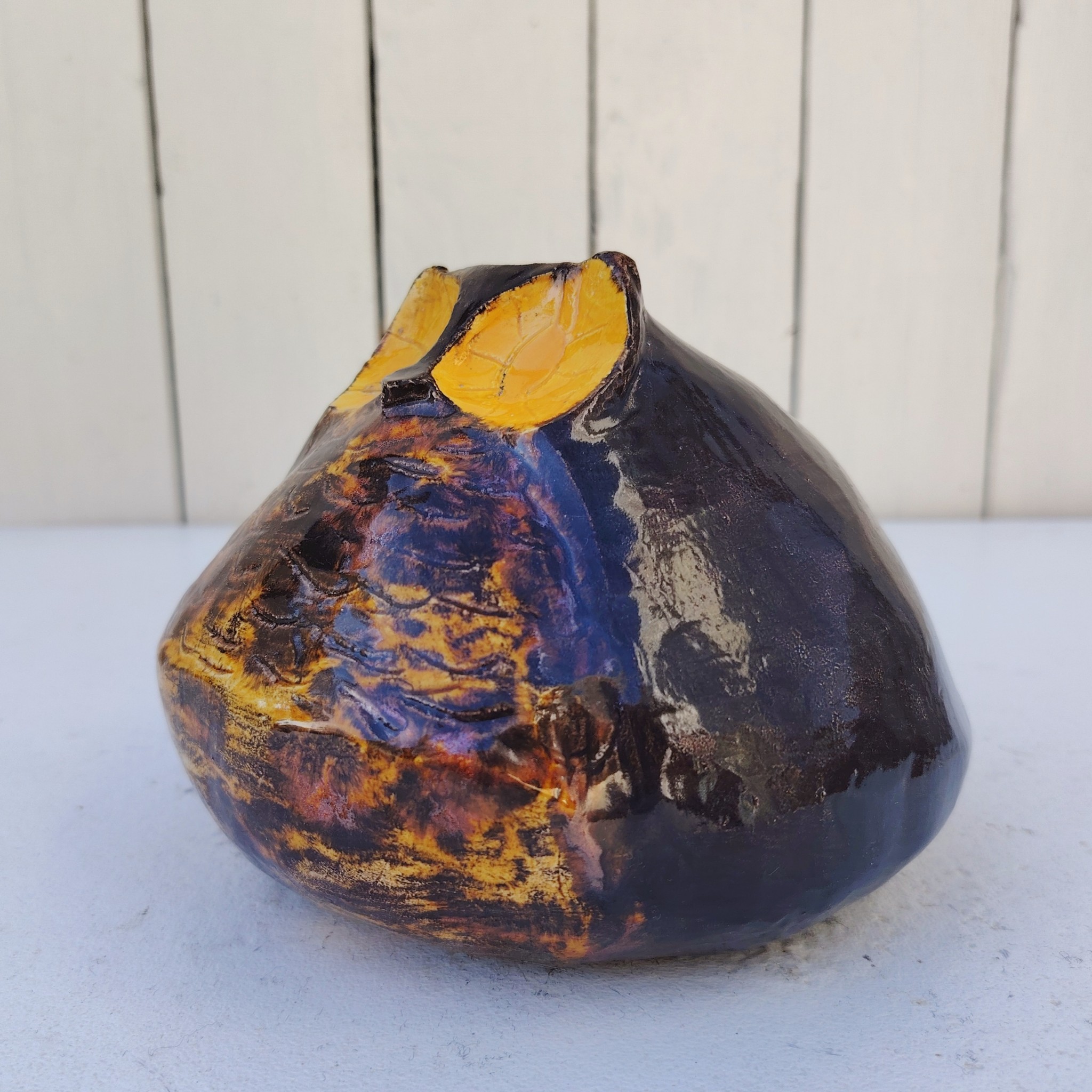 Hibou en céramique datant des années 60-70 réalisé par Corinne. Signature sur le dessous. Très bon état  Hauteur : ~13 cm Circonférence : ~45cm