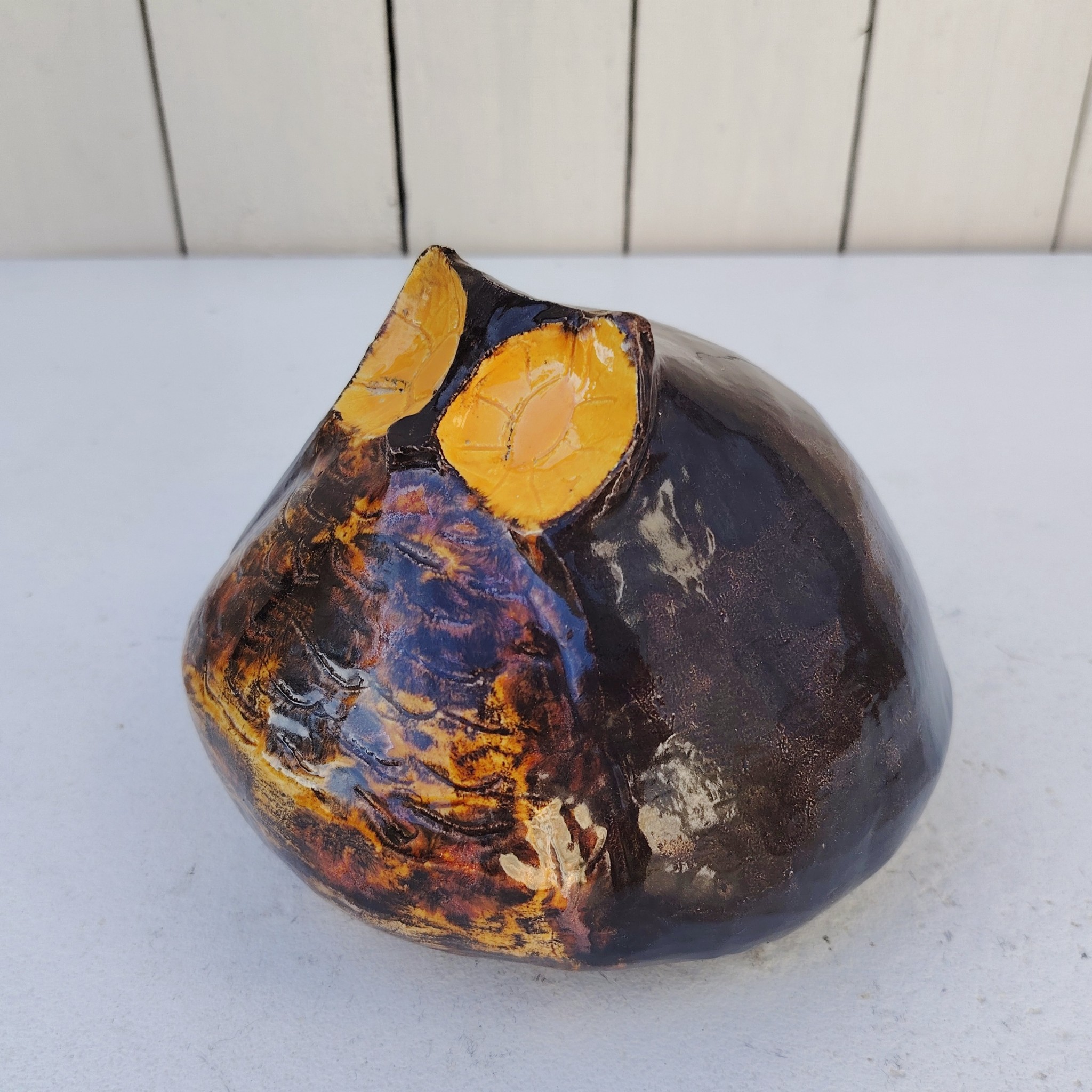 Hibou en céramique datant des années 60-70 réalisé par Corinne. Signature sur le dessous. Très bon état  Hauteur : ~13 cm Circonférence : ~45cm