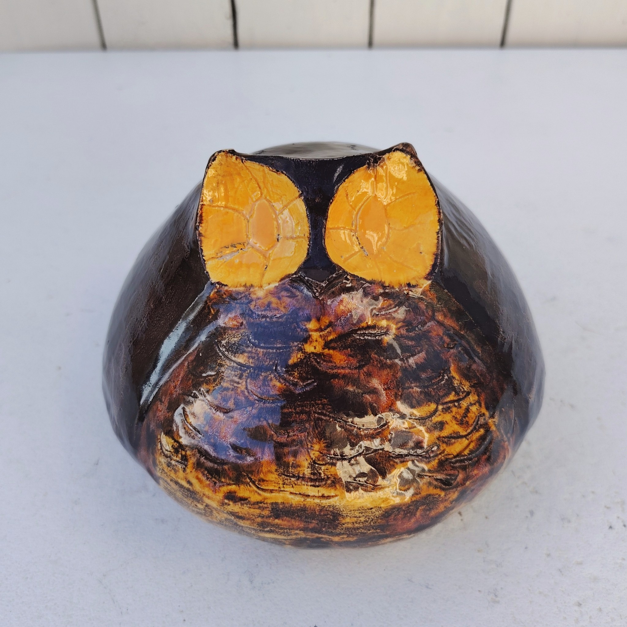 Hibou en céramique datant des années 60-70 réalisé par Corinne. Signature sur le dessous. Très bon état  Hauteur : ~13 cm Circonférence : ~45cm