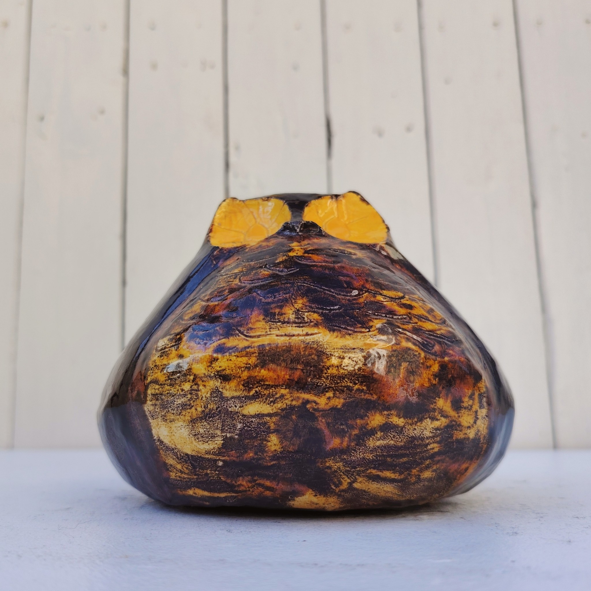 Hibou en céramique datant des années 60-70 réalisé par Corinne. Signature sur le dessous. Très bon état  Hauteur : ~13 cm Circonférence : ~45cm