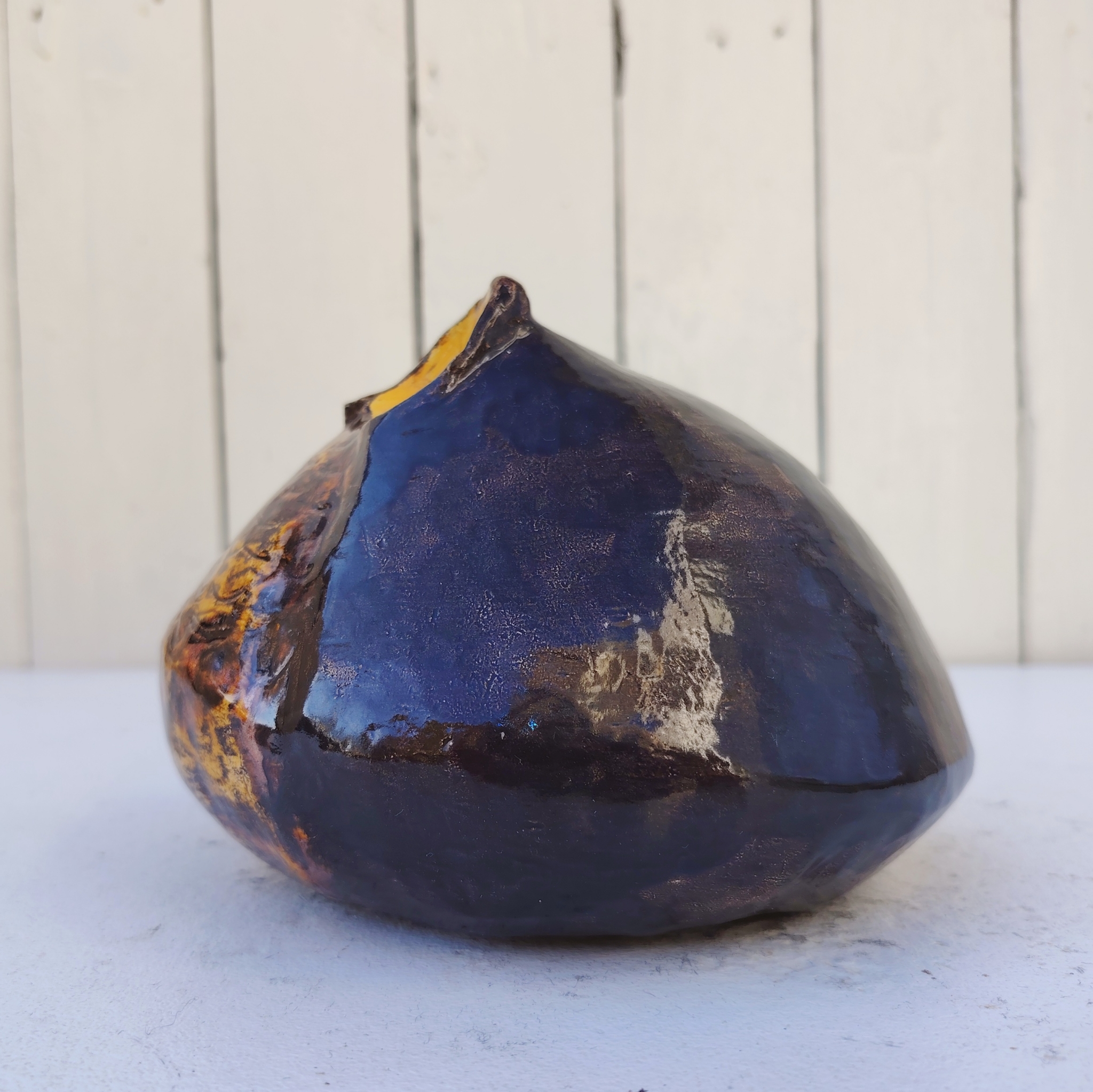 Hibou en céramique datant des années 60-70 réalisé par Corinne. Signature sur le dessous. Très bon état  Hauteur : ~13 cm Circonférence : ~45cm