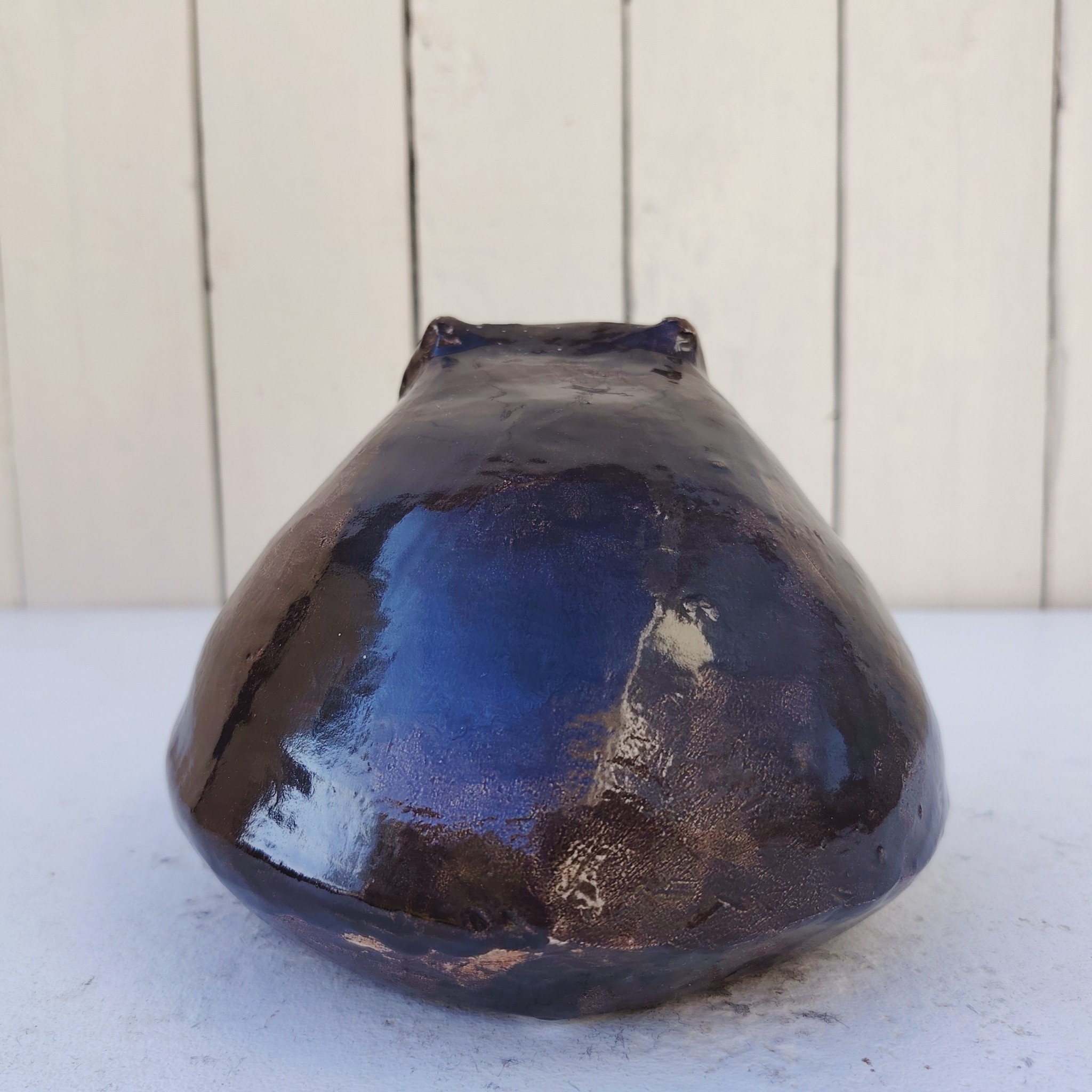 Hibou en céramique datant des années 60-70 réalisé par Corinne. Signature sur le dessous. Très bon état  Hauteur : ~13 cm Circonférence : ~45cm