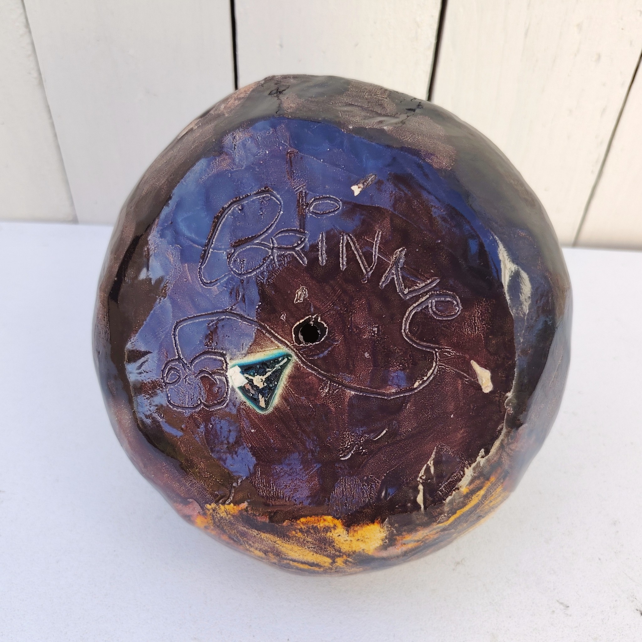 Hibou en céramique datant des années 60-70 réalisé par Corinne. Signature sur le dessous. Très bon état  Hauteur : ~13 cm Circonférence : ~45cm