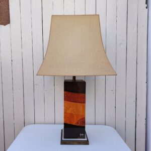 Grande  lampe rectangulaire en marqueterie de bois exotique teinté verni par Jean-claude Mahey, reposant un socle gradin en métal argenté et laiton. signée sur le bas de du pied . Abat-jour d'origine. Petites rayures sans gravité. Très bon état Hauteur sans abat-jour avec douille : 56 cm Hauteur sans abat-jour sans douille : 44,5 cm Dimensions abat-jour : 39,5 x 50 x 34,5 cm