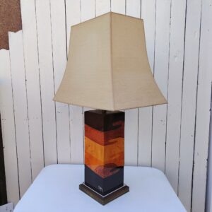 Grande  lampe rectangulaire en marqueterie de bois exotique teinté verni par Jean-claude Mahey, reposant un socle gradin en métal argenté et laiton. signée sur le bas de du pied . Abat-jour d'origine. Petites rayures sans gravité. Très bon état Hauteur sans abat-jour avec douille : 56 cm Hauteur sans abat-jour sans douille : 44,5 cm Dimensions abat-jour : 39,5 x 50 x 34,5 cm