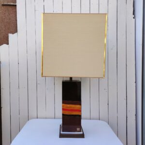 Grande  lampe rectangulaire en marqueterie de bois exotique teinté verni par Jean-claude Mahey, reposant un socle gradin en métal argenté et laiton. signée sur une plaque sur le bas de du pied . Abat-jour d'origine. Petites rayures sans gravité. Petites taches sur l'abat-jour Très bon état Hauteur sans abat-jour avec douille : 56 cm Hauteur sans abat-jour sans douille : 44,5 cm Dimensions abat-jour : 43,5 x 43,5 x 43,5  cm