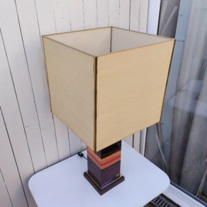 Grande  lampe rectangulaire en marqueterie de bois exotique teinté verni par Jean-claude Mahey, reposant un socle gradin en métal argenté et laiton. signée sur une plaque sur le bas de du pied . Abat-jour d'origine. Petites rayures sans gravité. Petites taches sur l'abat-jour Très bon état Hauteur sans abat-jour avec douille : 56 cm Hauteur sans abat-jour sans douille : 44,5 cm Dimensions abat-jour : 43,5 x 43,5 x 43,5  cm