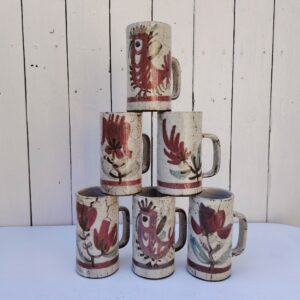 Six mugs dont deux à l'oiseau et quatre à décor de fleurs  en céramique, par Gustave Reynaud pour le mûrier à Vallauris. Excellent état Hauteur  : 17 cm Diamètre : 8 cm