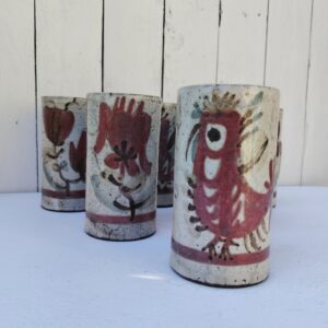 Six mugs dont deux à l'oiseau et quatre à décor de fleurs  en céramique, par Gustave Reynaud pour le mûrier à Vallauris. Excellent état Hauteur  : 17 cm Diamètre : 8 cm