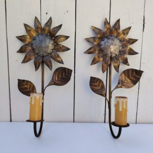 Paires d'appliques à la forme de fleurs, les pétales sont en cuivre et le coeur de la fleur est en étain. Electrification d'origine. Bon état général. Hauteur : 32 cm