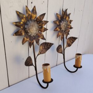 Paires d'appliques à la forme de fleurs, les pétales sont en cuivre et le coeur de la fleur est en étain. Electrification d'origine. Bon état général. Hauteur : 32 cm
