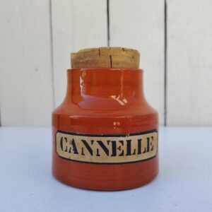 Pot en céramique par Mado Jolain , datant des années 50-60. Etiquette d'origine " Cannelle ". De couleur rouille. Un petit manque de liège sur le haut du bouchon. Très bon état
