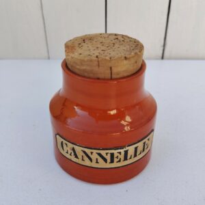 Pot en céramique par Mado Jolain , datant des années 50-60. Etiquette d'origine " Cannelle ". De couleur rouille. Un petit manque de liège sur le haut du bouchon. Très bon état